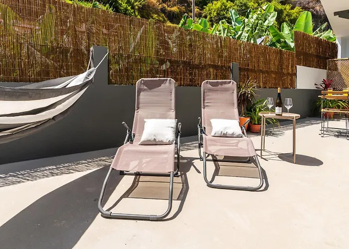 Modern Tropical Hideaway By Lovelystay Apartmán