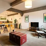 Modern Tropical Hideaway By Lovelystay Appartement