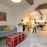 Modern Tropical Hideaway By Lovelystay Appartement