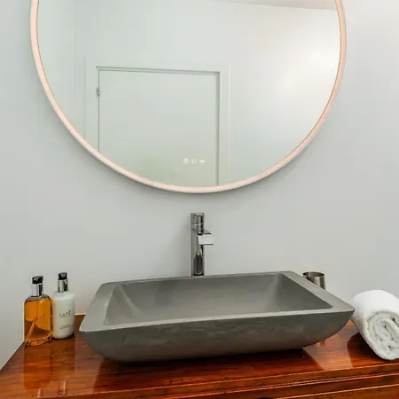 Modern Tropical Hideaway By Lovelystay Διαμέρισμα