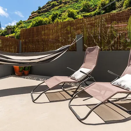 Апартаменты Modern Tropical Hideaway By Lovelystay *