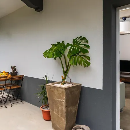Modern Tropical Hideaway By Lovelystay * 蓬他达维托亚