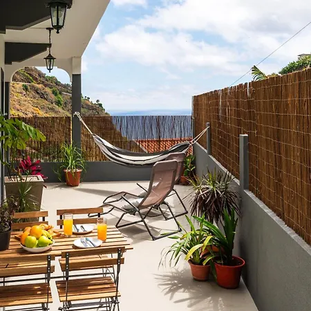 Modern Tropical Hideaway By Lovelystay Διαμέρισμα *